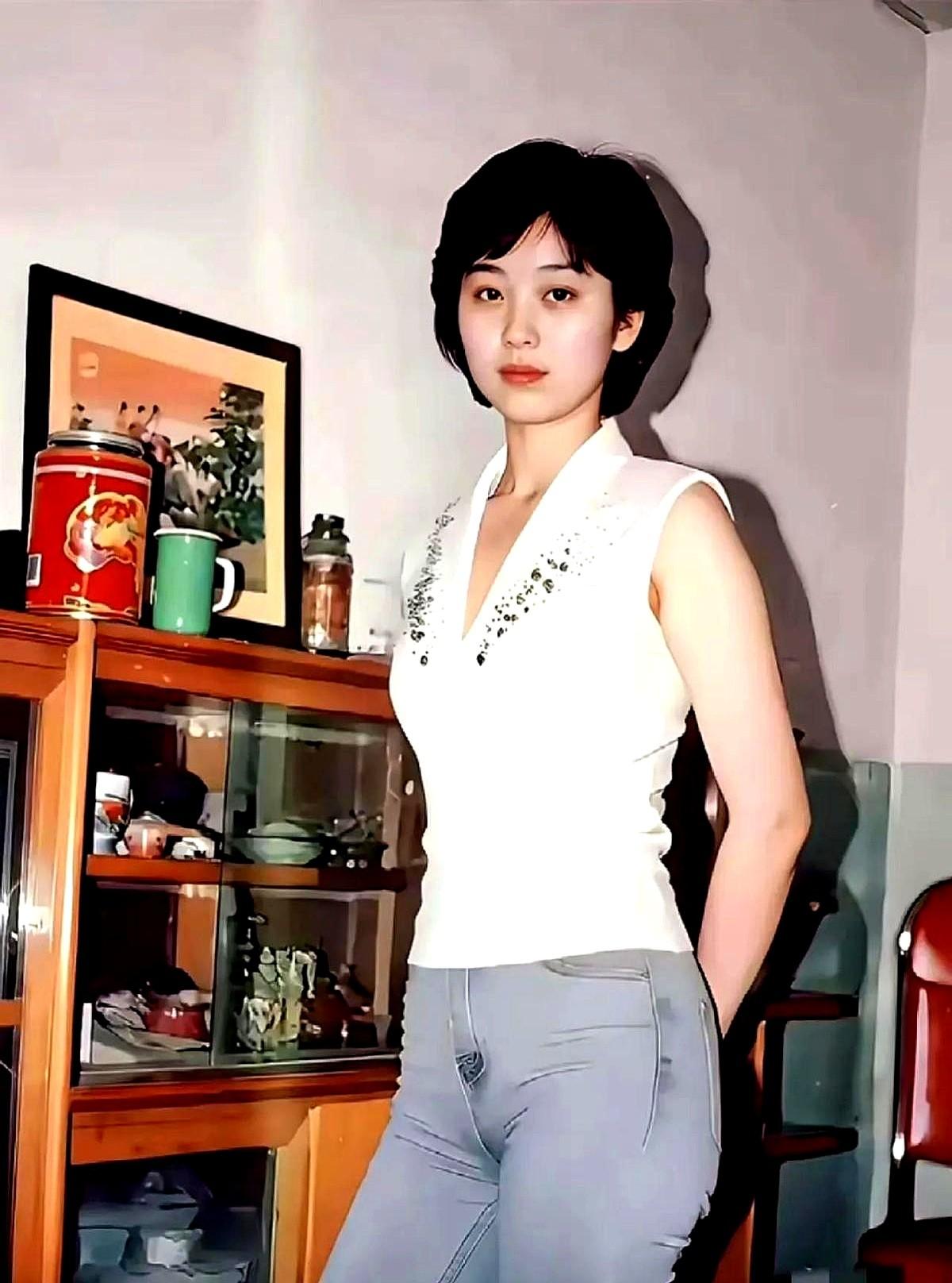 不敢闯就一辈子暗。一张35年前的老照片，炸出了几代人的心声。照片里，一个
