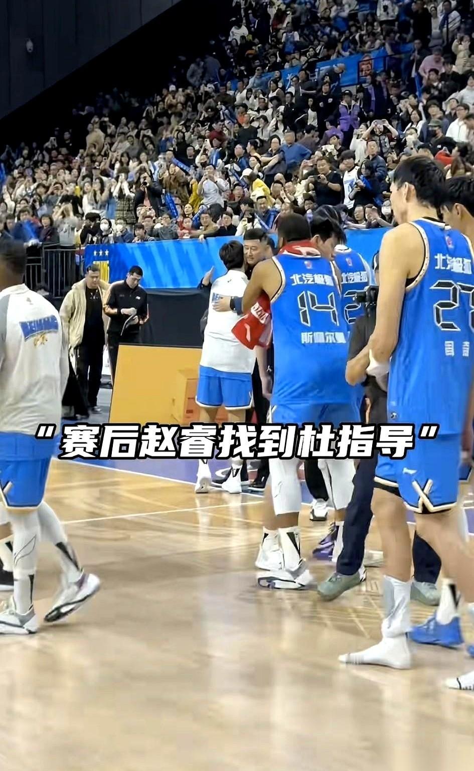 周琦连鞋都来不及穿，就这么光着脚冲上来了。真的，比赛结束那一刻，我眼睛就没离开