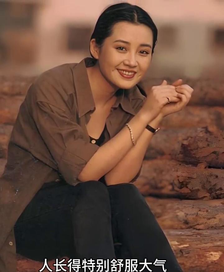 说她是90年代公认的大美女真不为过，那时候可没什么美颜滤镜，她的美就是实打实的。