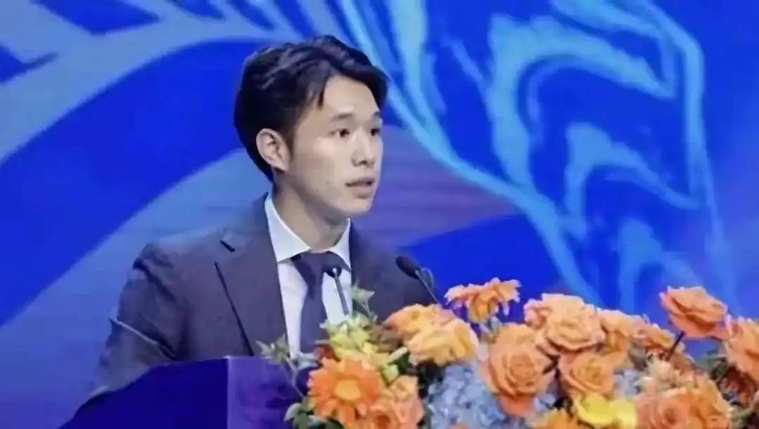 陈浩峰愁眉不展！面对拥有三名外援的广州男篮时，广东男篮不出意外收到两连败！为了