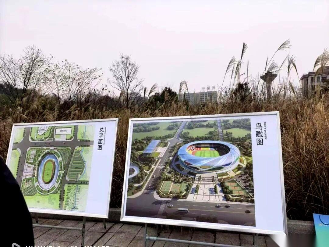 刷到永州新体育场的效果图，我第一反应居然是想起了去年那些“挂”在墙头看球的兄弟们