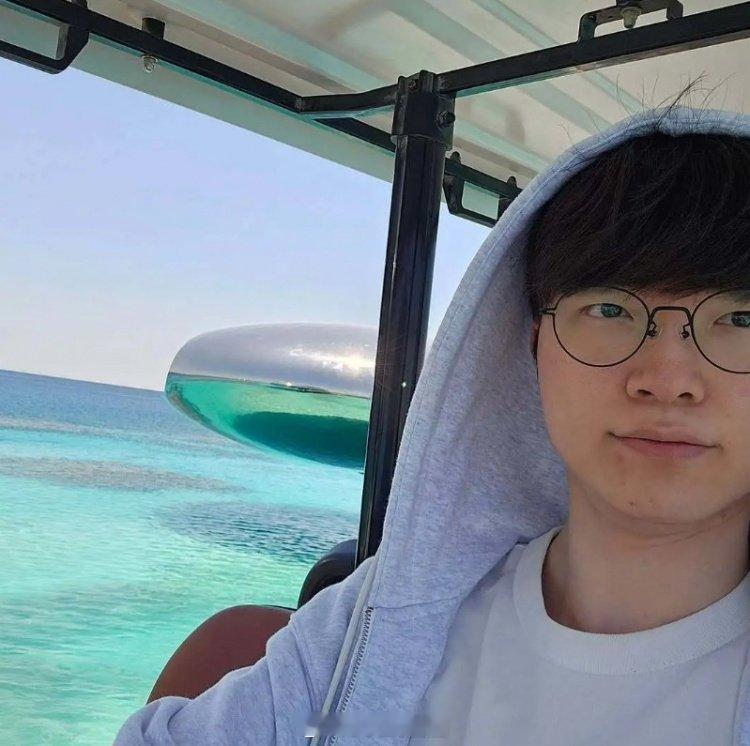 Faker社媒分享2025历程照片：Goodbye，2025！欢迎迎来2026的