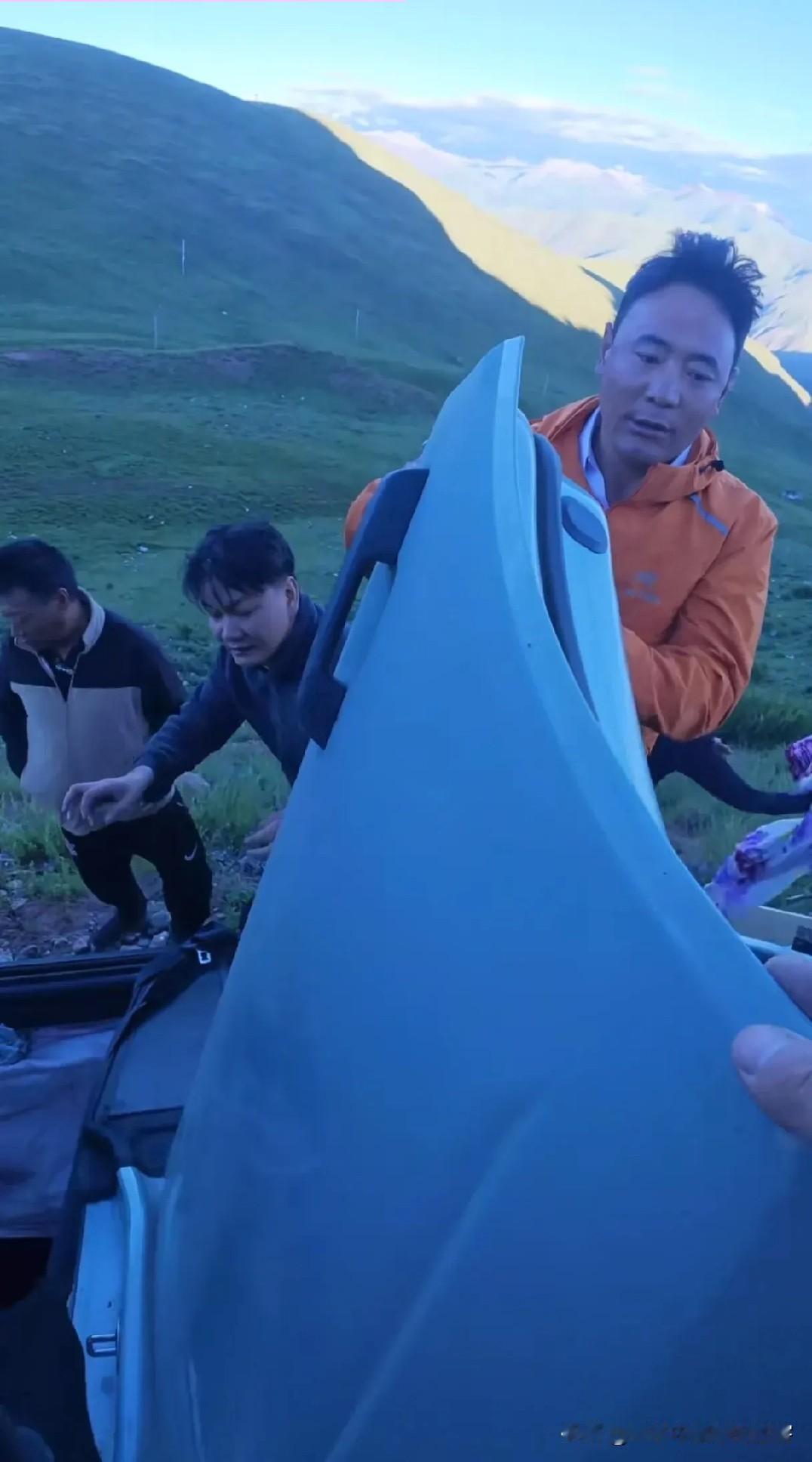 在西藏自驾游的男人，看到前方一辆越野车坠崖，急忙赶去救援。他告诉我们，