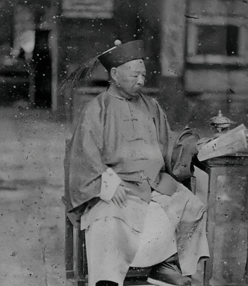 收复新疆后，左宗棠杀掉了所有俘虏，包括降俘，然而，左宗棠手上沾满了血，却没人骂，