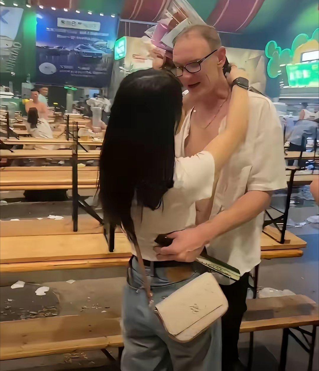 果然老外就是有优势，一束花就把你给追到了​​​