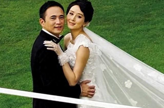 2008年，胡静高高兴兴地嫁给了身价50亿的马来西亚富豪朱兆祥，结婚当晚胡静却发