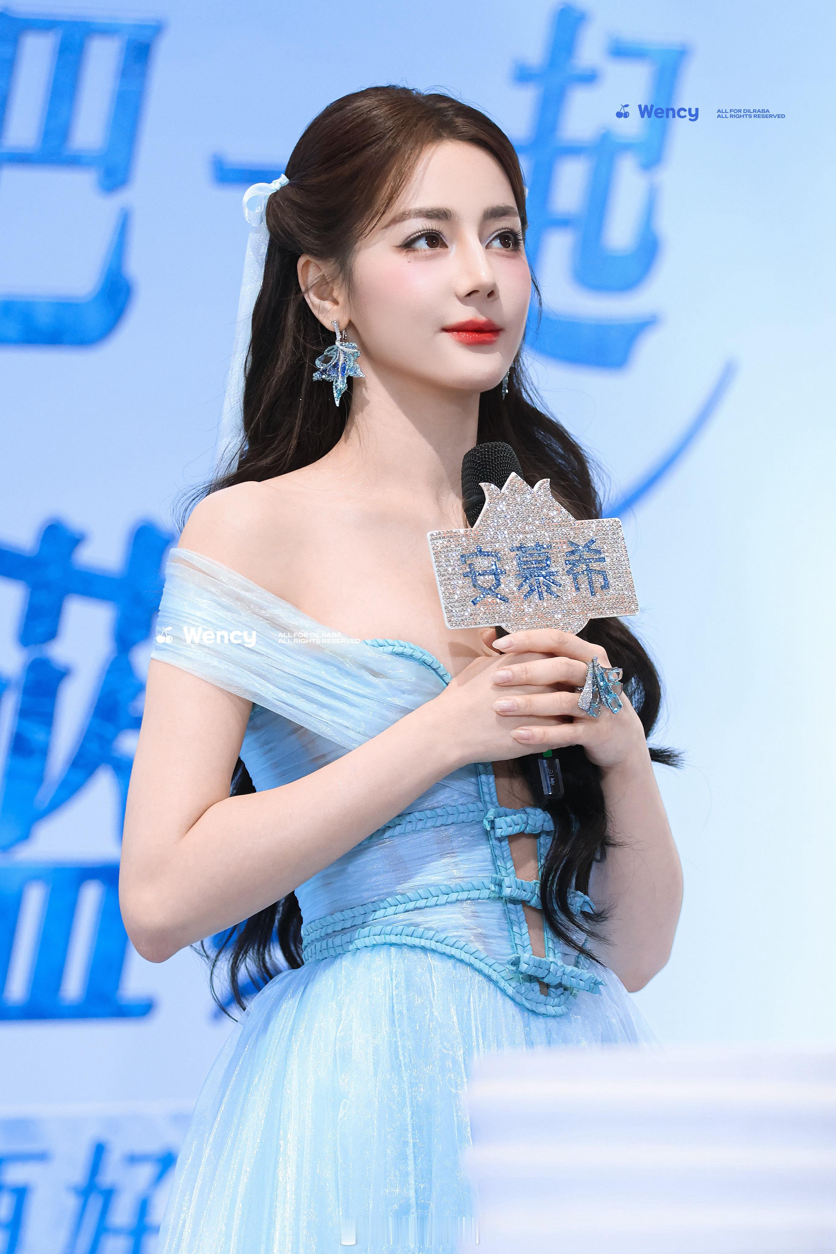 所有人暂停手上的事来夸我女神真的是可盐可甜可萌妹可女王😽迪丽热巴人海中的美貌冲