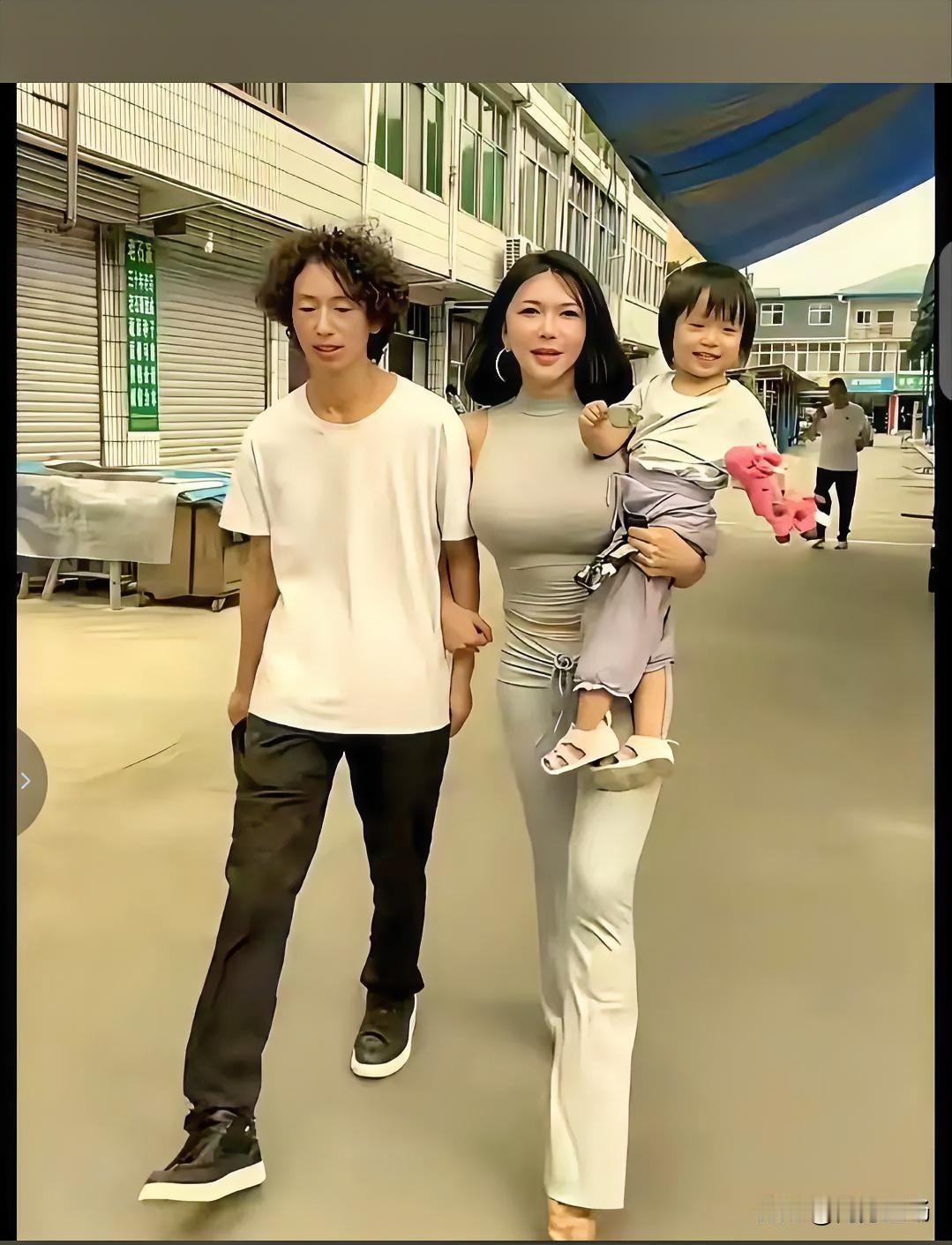 庞麦郎，就是打不死的小强，够拼搏努力，成功理所当然。刷到庞麦郎和龚玥菲同框的视频