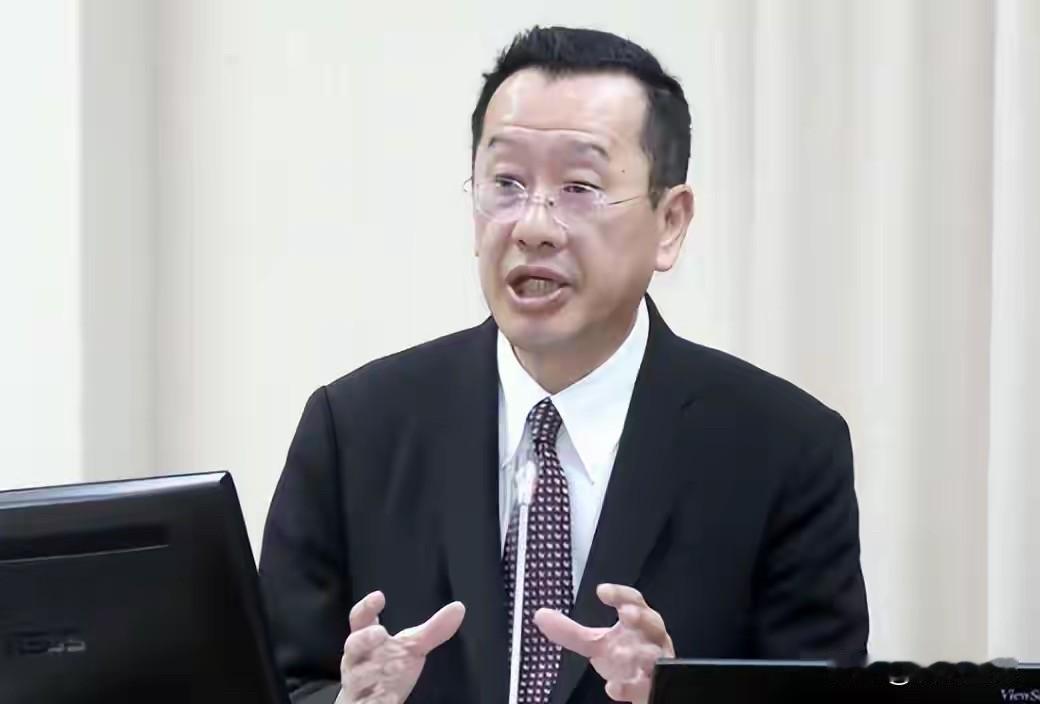 台湾防务部门负责人顾立雄日前在接受媒体采访时表示，台海局势目前仍然处于紧张状态，