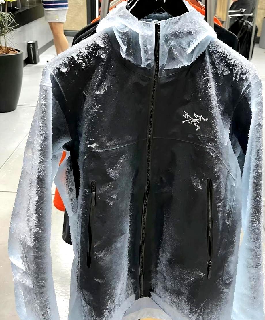 黑冲锋衣耐脏？别骗自己。泥巴一糊，黑得发亮，像白衬衫滴酱油，丑得扎眼。更