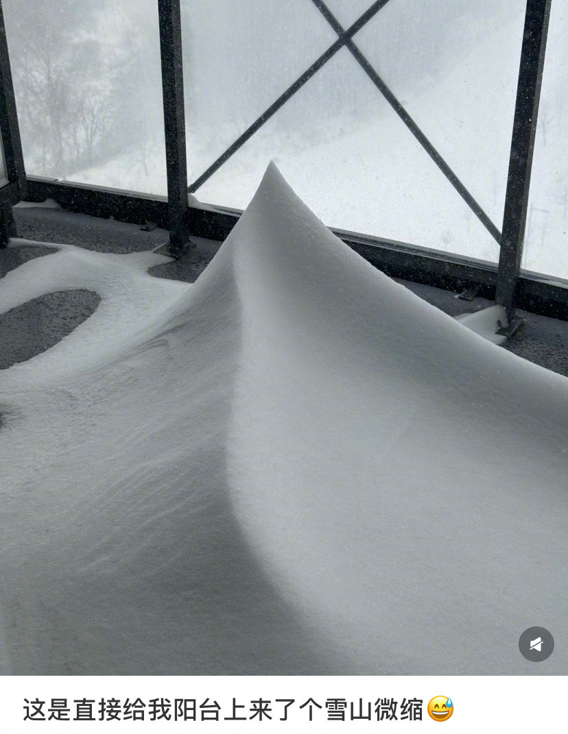 下雪给阳台上来了个雪山微缩