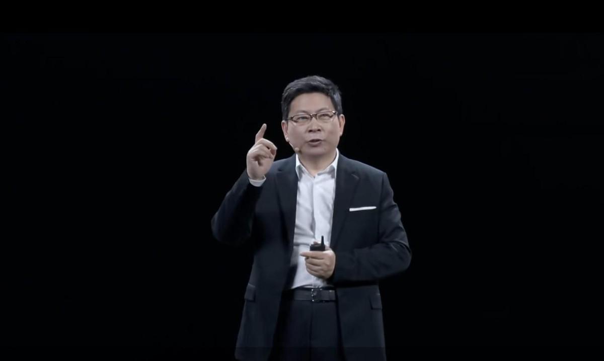 一边是余承东说“不涨就得亏”，一边是用户“三年不换机”，手机市场的死循环如何打破