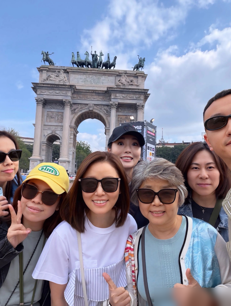 70岁的林心如她妈，在米兰街头被拍到了。老太太一头银灰短发，利落得很。跟林心如站一块儿，那笑起来的酒