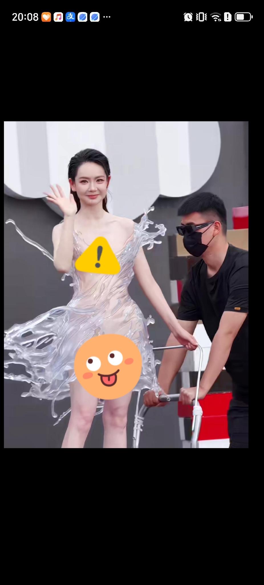 戚薇的这条珊瑚水晶形状的裙子最大的亮点应该是裙子本身像模型一样，走动时风吹不动，
