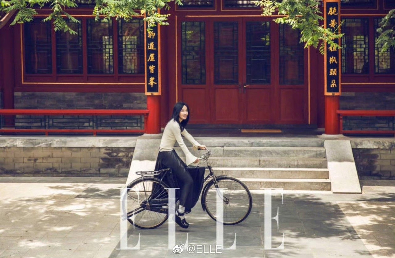 原来王菲拍封面也会紧张时隔许久重返镜头前，王菲拍摄封面心生拘谨，主动沟通拍摄风格