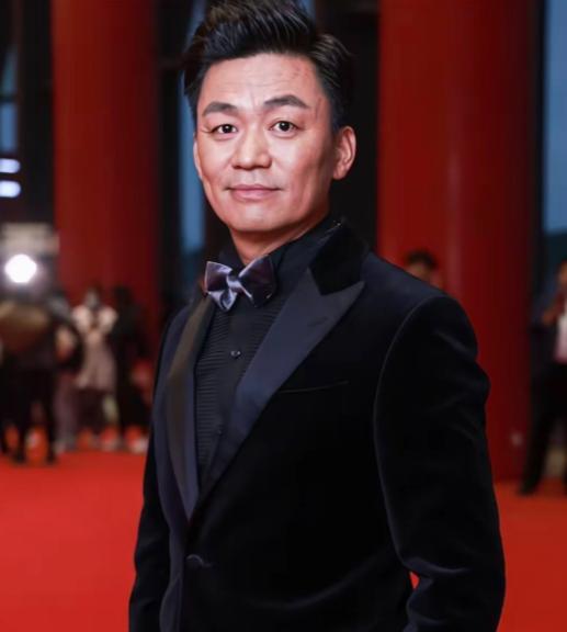 《狠家伙》发布会，主持人问王宝强："你为什么要拍黑帮题材？"王宝强铿锵有力地说：