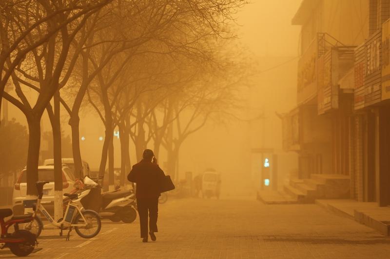 4月17日傍晚，新疆北疆多地被超强沙尘暴突袭。乌鲁木齐、昌吉、石河子等地，数十米