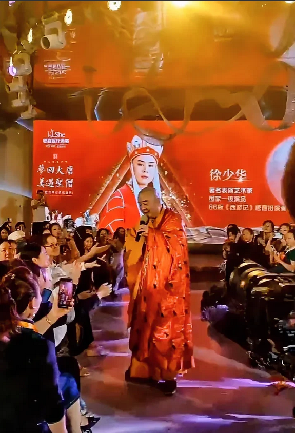 当初为了几块钱而决定辞演唐三藏的徐少华，现在却还在用唐三藏的身份捞金！正因为他的