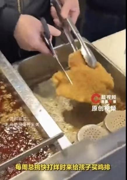 “心碎了！”安徽，一小伙在鸡排店上班，有个女顾客，和自己母亲年龄差不多大。她每次