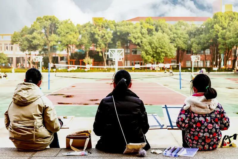 真是想不明白，连《教育学》上都建议，中小学生适合小班额教学，学生人数不能超过25