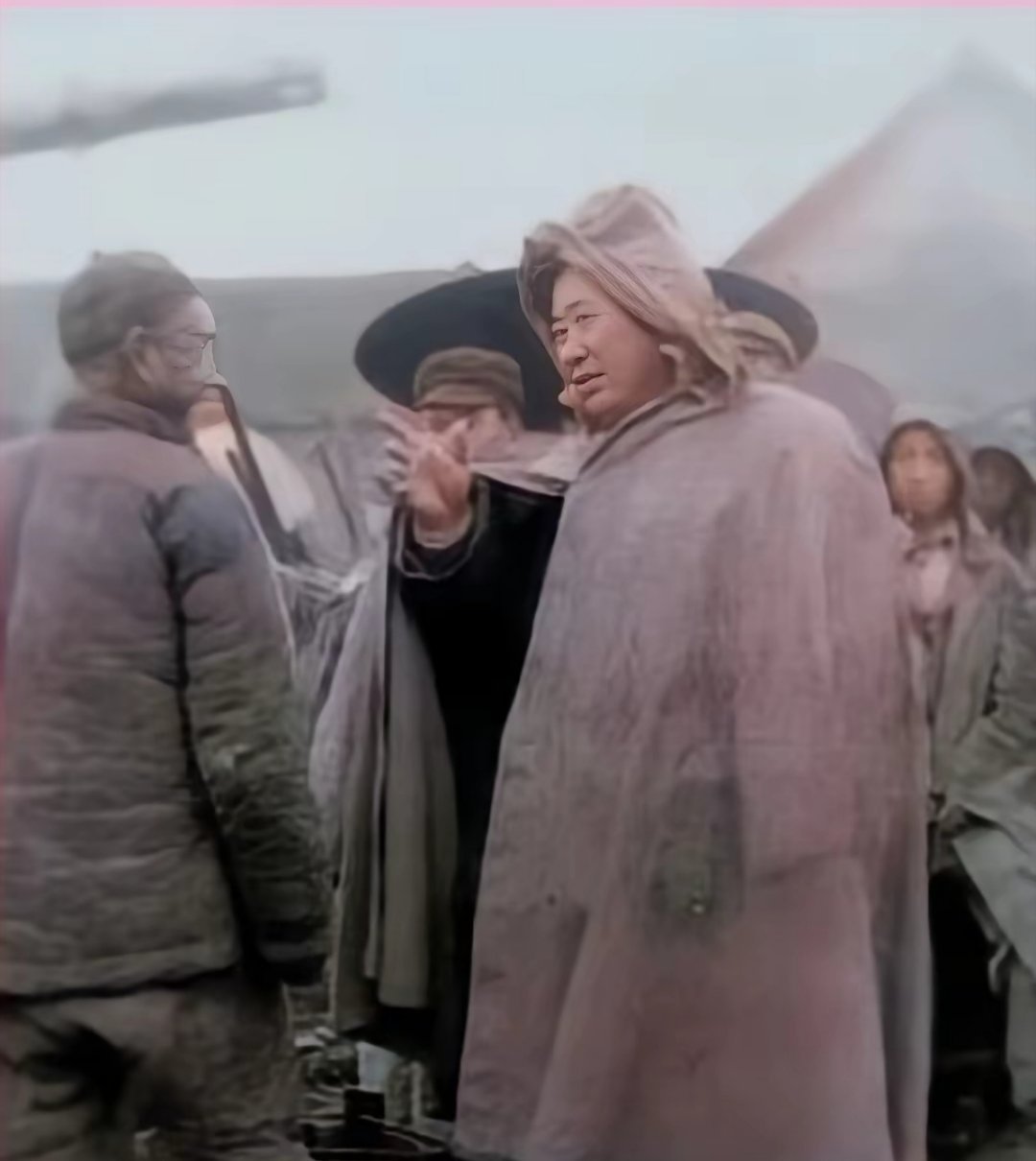 50年代，新中国第一任水利部长傅作义冒雨视察淮河工程。