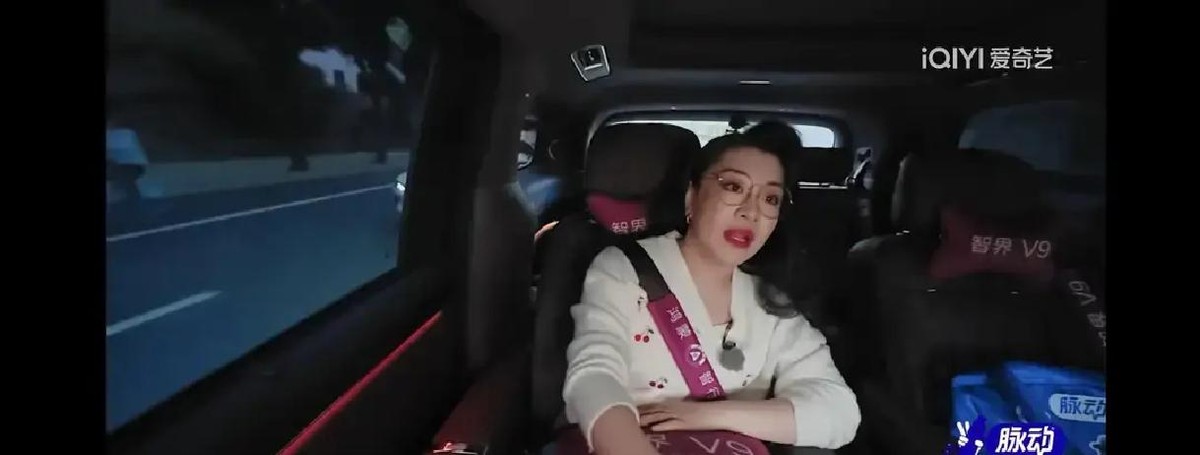 火锅桌上，胡军一句“我不吃辣”，李乃文立马接“我能吃辣”。蒋诗萌赶紧打圆场：“那点鸳鸯锅呗。”李乃文