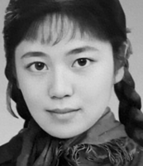 1977年，知青于文娟返城，恋人跟着列车狂奔，她擦干眼泪，大喊道：“别追了，我们