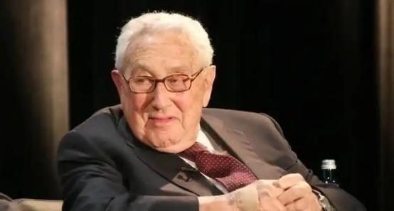 一旦中美开战，美军将全面轰炸中国？100岁的基辛格早就发出过警告：“美国盟友再多