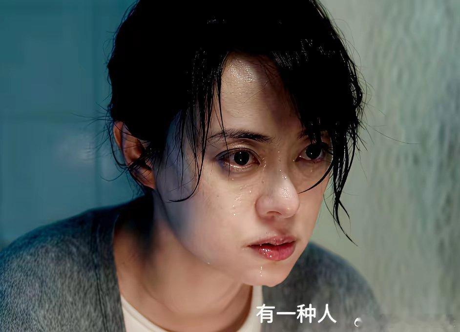 在《危险关系》中很多人都盯着孙俪的脸挑毛病，说脸肿了，眼凸了，一点都不美，她们不