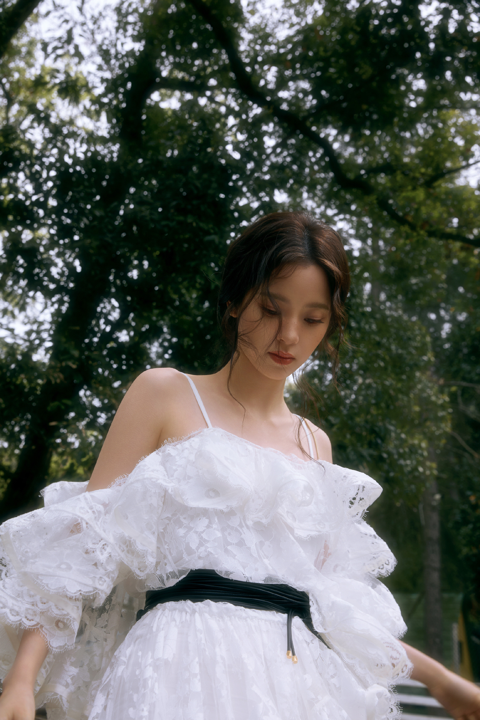 欧阳娜娜，白色蕾丝吊带裙穿搭，青春甜美真好看。欧阳娜娜