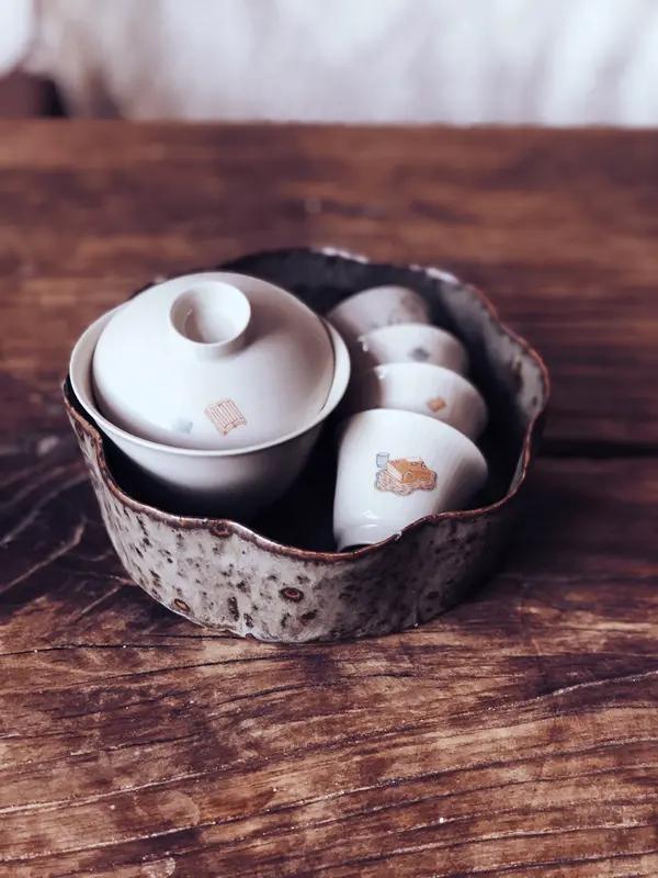 李亚鹏带货茶具这波操作挺值得琢磨。先是北京嫣然天使儿童医院欠租消息传出，网友同情