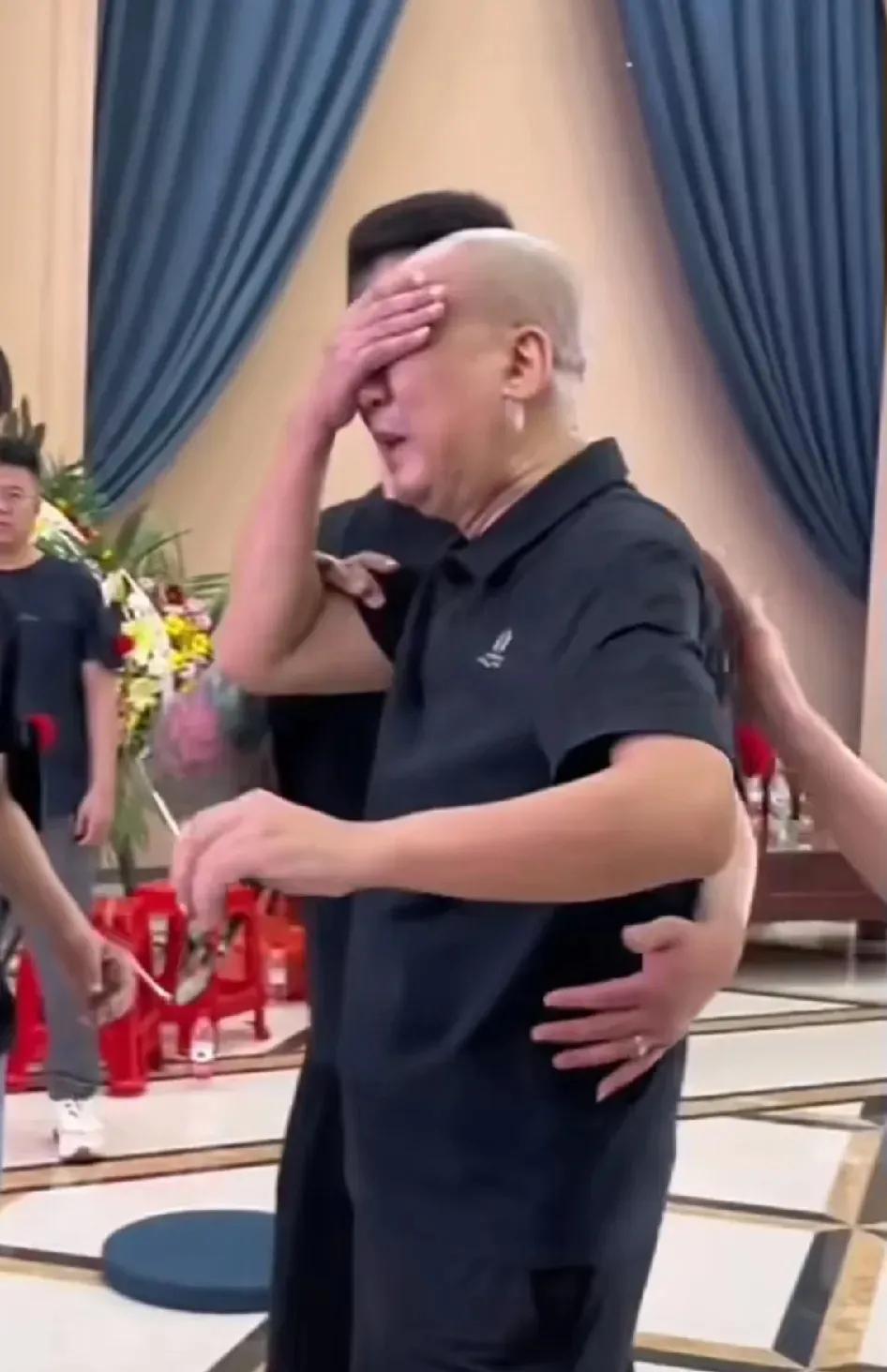 这是不是有点儿戏过了？！人家儿子都没有这么伤心，一个外人哭的差点儿昏过去。我