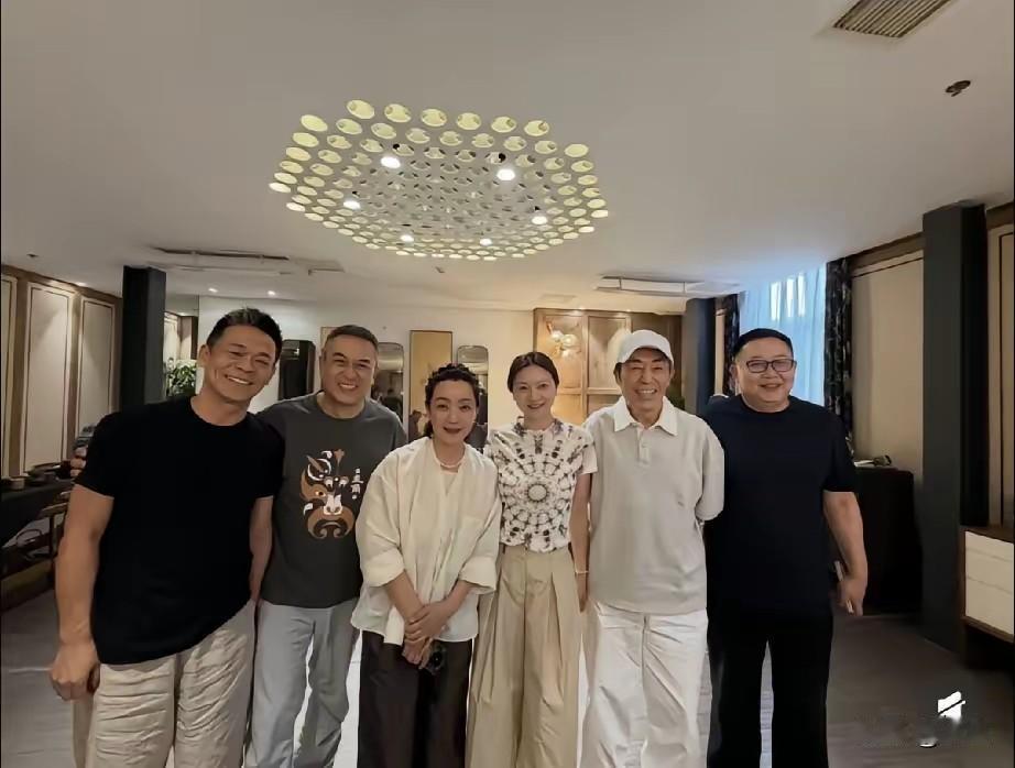 6月7日，张艺谋与妻子陈婷一同现身，二人同框的画面格外吸睛。如今45岁的陈婷穿搭