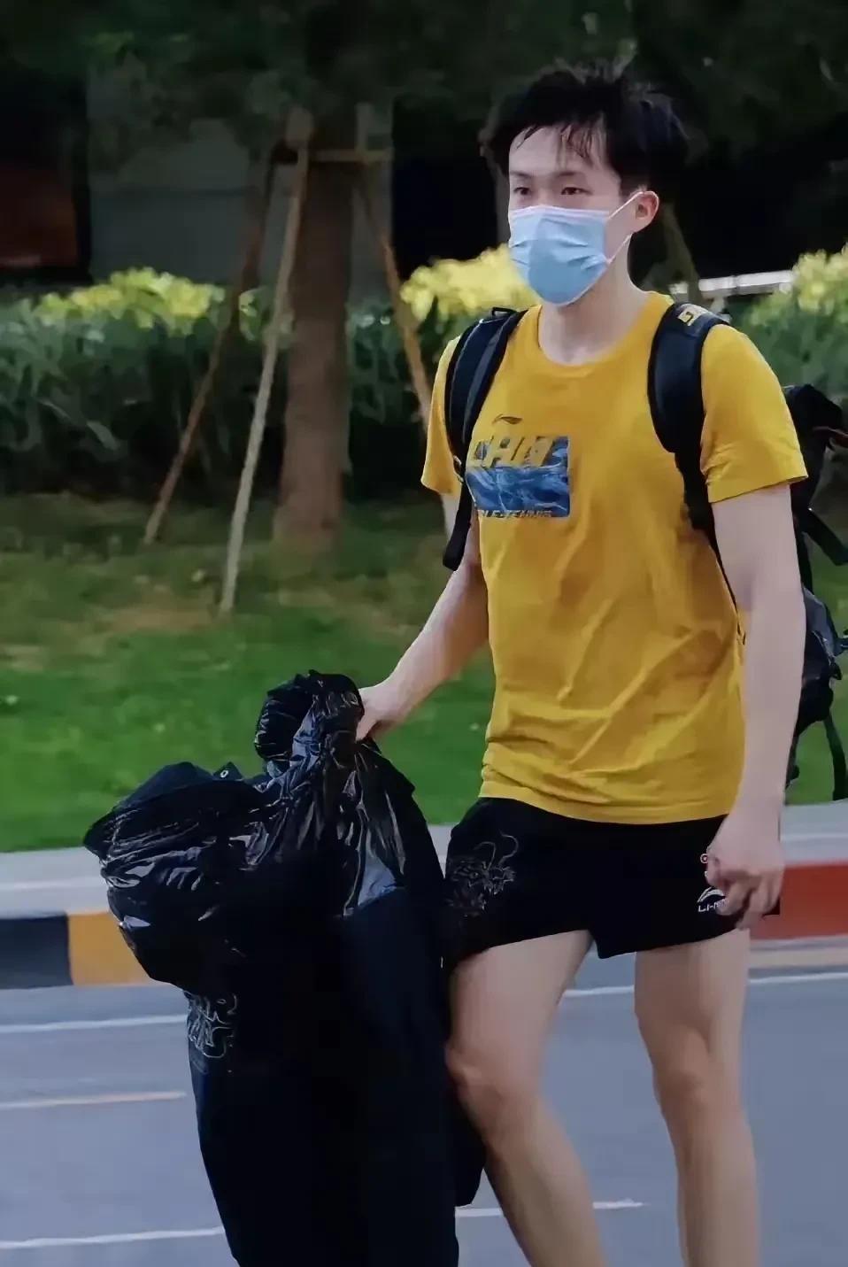 莎莎楚钦同款土黄色T恤卖爆了，莎莎穿好看也就罢了，