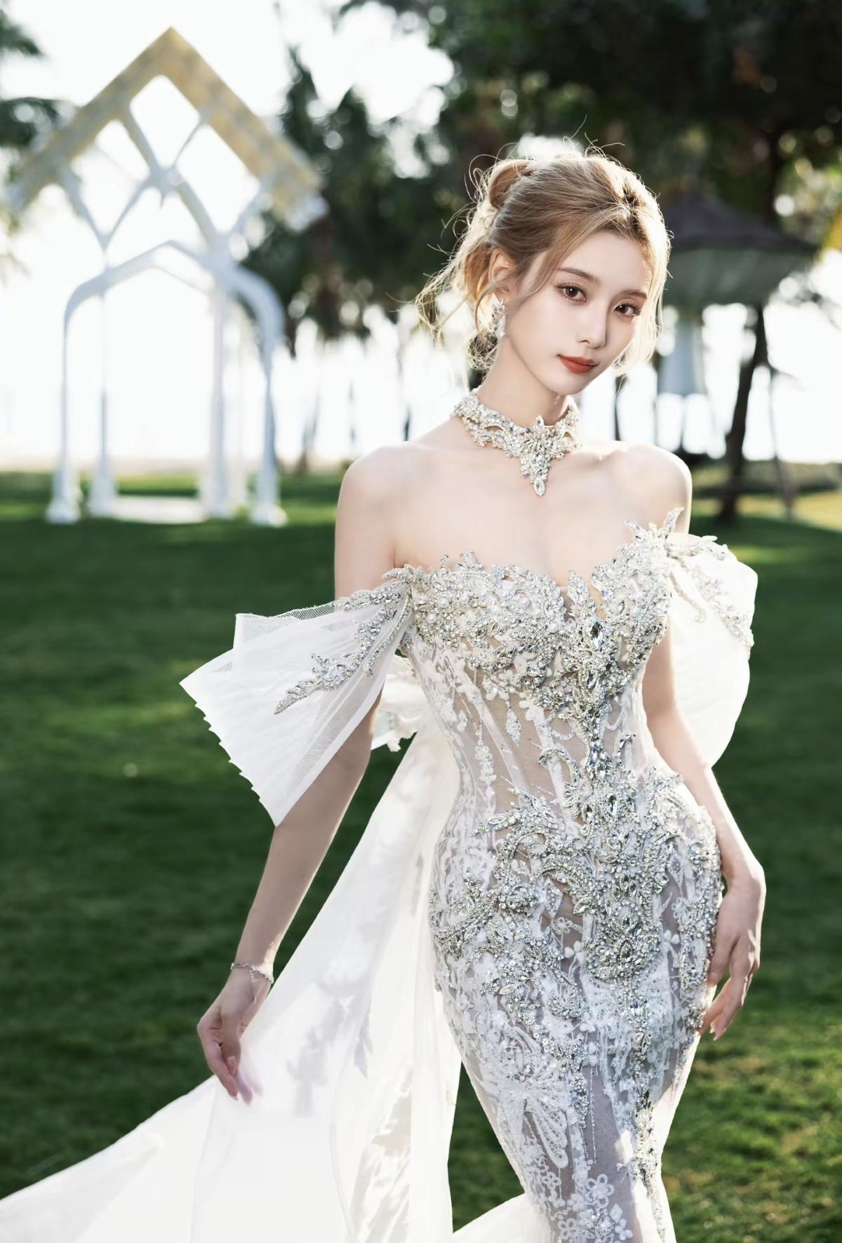 海风吹起裙摆，也吹来了独属于她的温柔与自由🌊徐艺洋在海边的定格，是被阳光偏爱