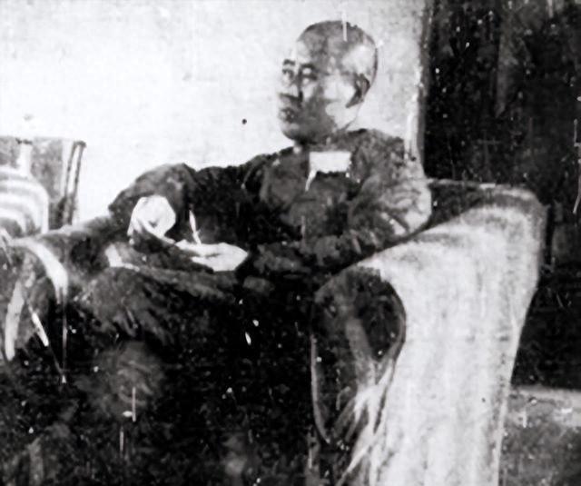 1948年，国军的一名伙夫和大部队走散了，被解放军拦下，解放军看他年纪大，便发了