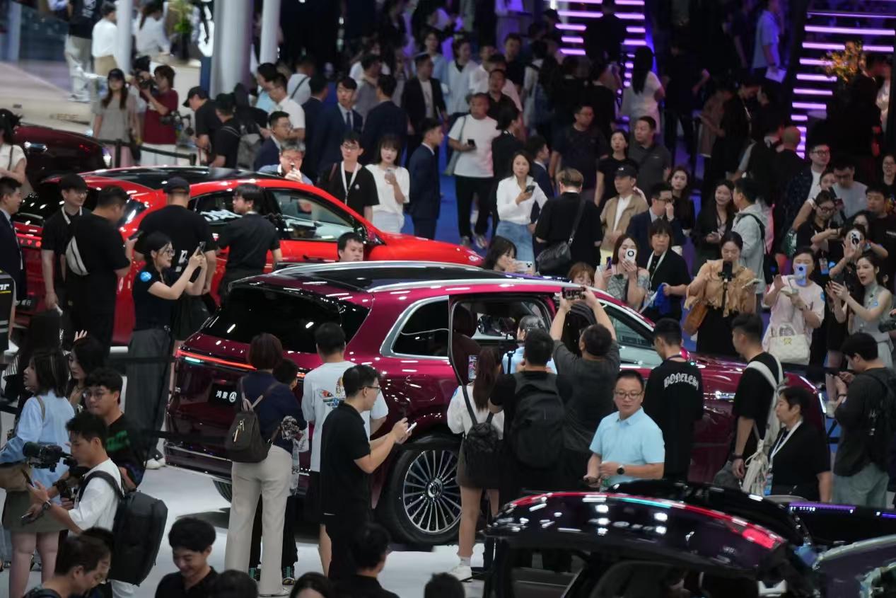 国产车崛起，中日差距已经越拉越大！日系三巨头在华销量大跳水：本田从巅峰162.