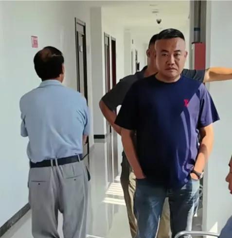 李律放出了当时在三楼走廊时的情形！那个王胜利打了李律一下，打李律的东西，然后李
