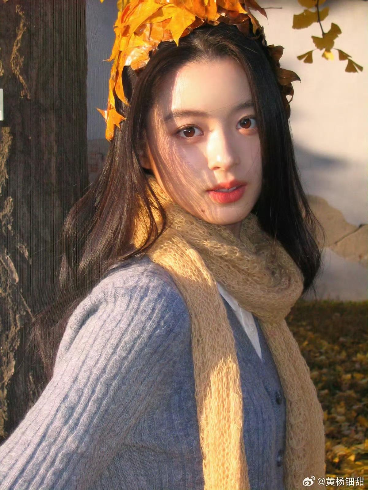 黄杨钿甜在耳环风波后，首次发文晒出秋日自拍还换了自己社交平台上的头像，之前一直没