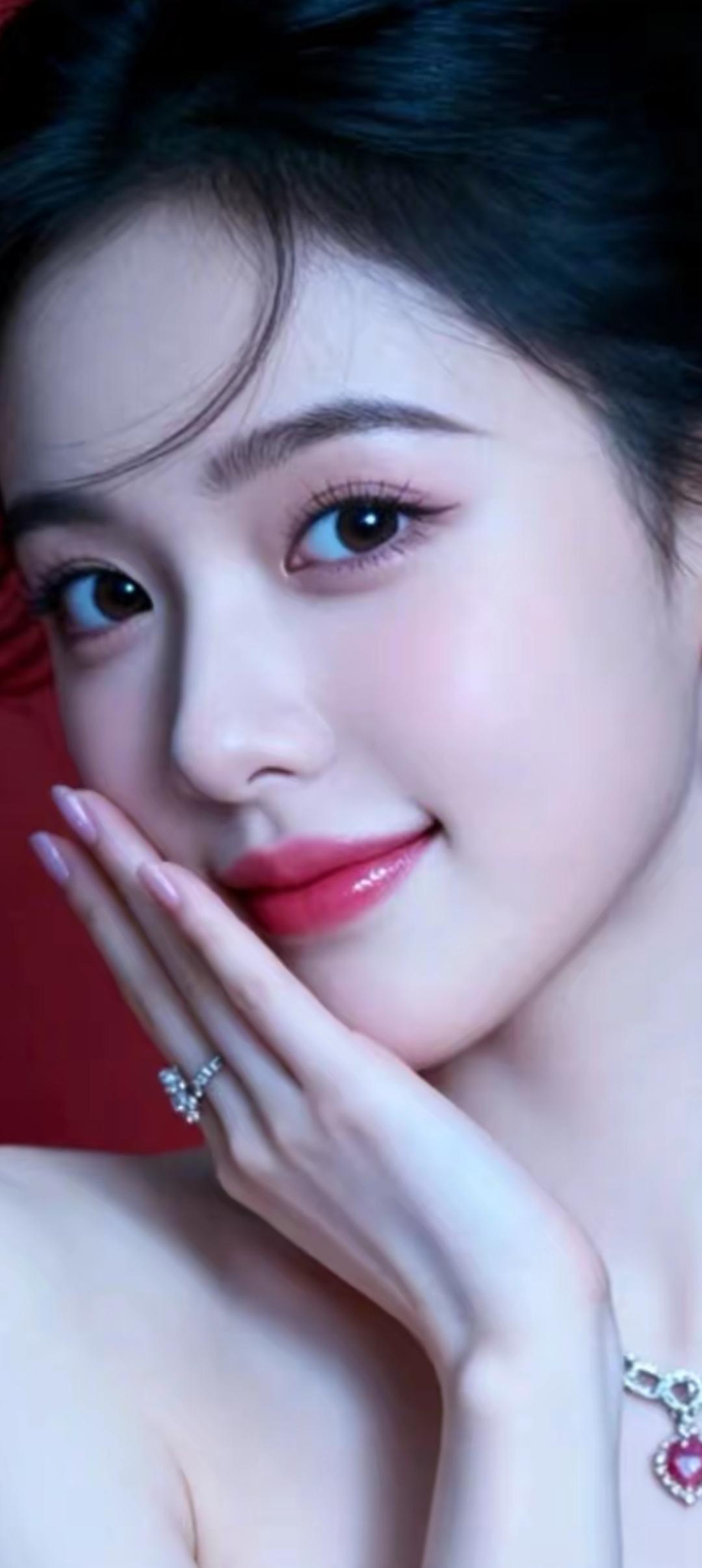 温柔甜美的少女，红唇轻启，散发迷人魅力。