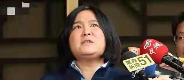 金门民意代表陈玉珍在立法机构开会时，突然被人指着鼻子喊“熊猫人滚出去”，她却异常