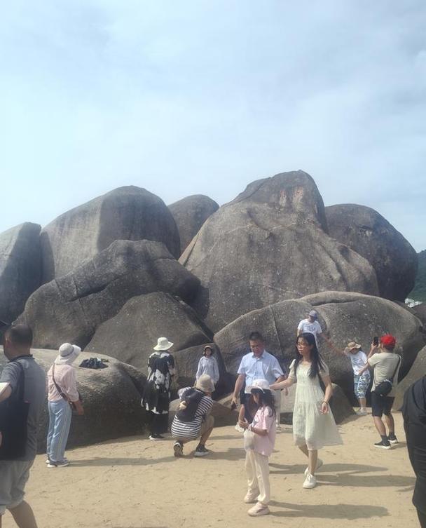 上联：天涯海角觅知音，下联：故里重逢忆往昔，下联：柴门相迎话桑麻。