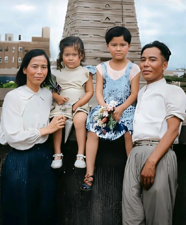 井冈山上的贺家兄妹历经二十二载战火硝烟，1949年夏在上海乐义饭店阳台拍下珍贵合