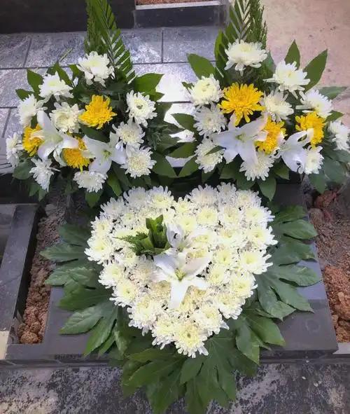 一位火葬场工作人员说：“人死后，一是要火化，二是火化后，不要领骨灰，让火葬厂处理