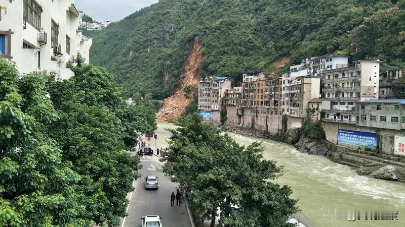 8点发现落石，9点楼塌了：那个提前1小时敲门的人，救了60条命！重庆彭