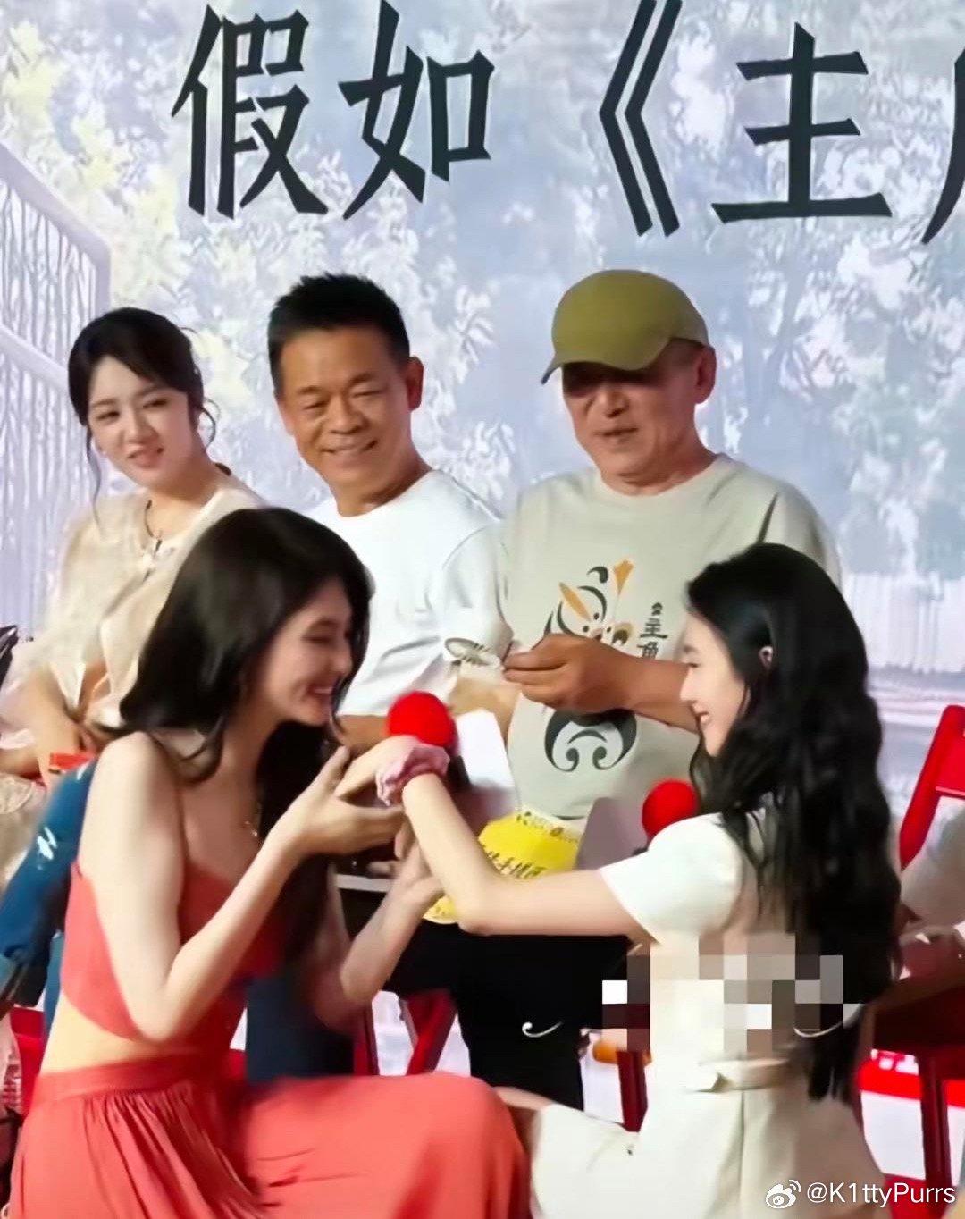 现在再看王晓晨看韩沛颖给刘浩存赠头绳的眼神，真的很有深意！​