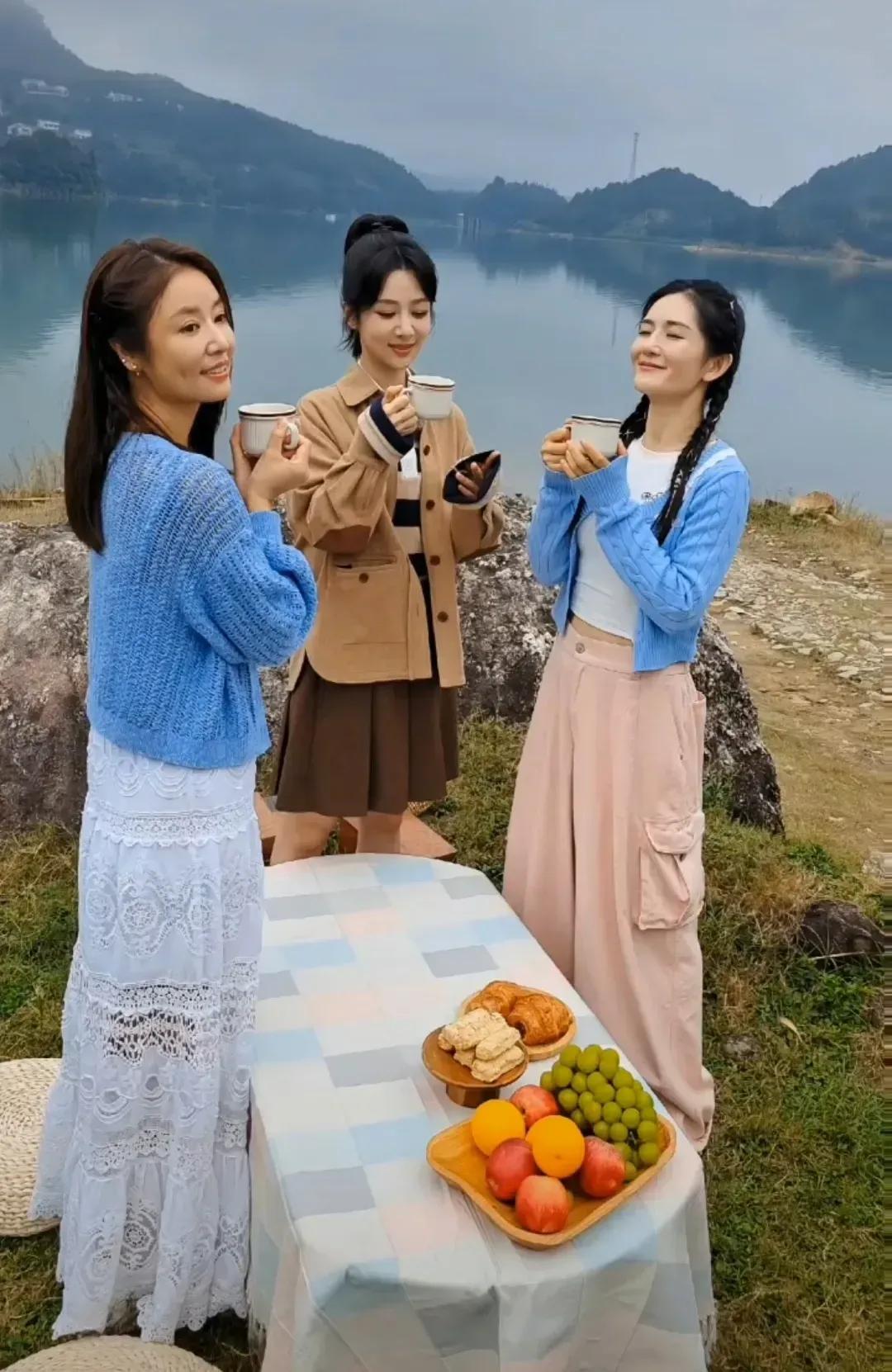 林心如，谢娜，杨紫三位同框出镜真是一道靓丽的风景线，三人中林心如算是最大的一个，