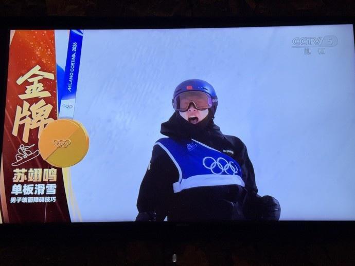 许昕夸赞苏翊鸣: 太帅了! ! ! 三跳全是高分! ! ! 无敌! ! !