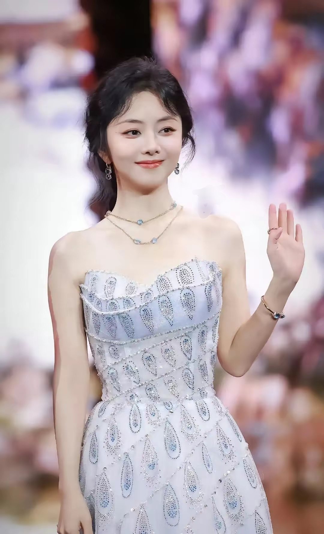 谭松韵一袭水滴图案抹胸纱裙，肉肉的脸蛋带着甜甜的笑，美美哒