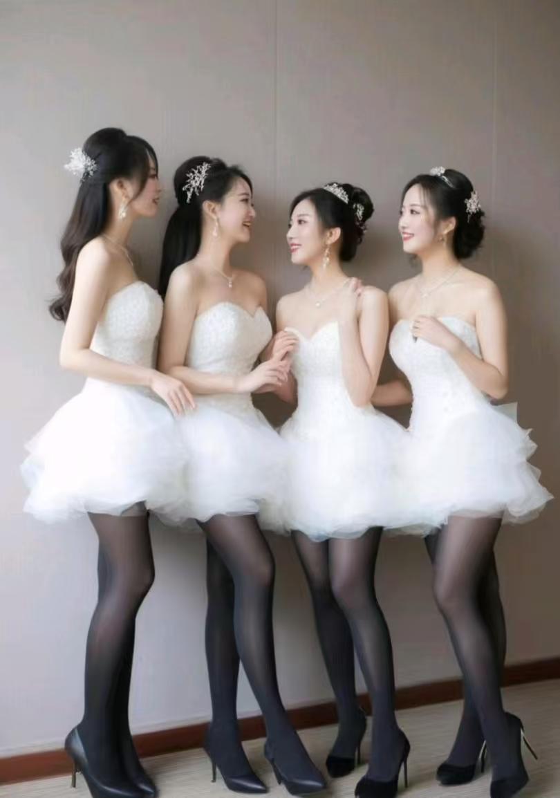 和仨闺蜜拍小白裙礼服照，原以为美出圈，结果笑到摄影师罢工！谁懂啊！和仨闺蜜